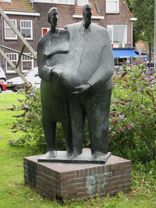 905657 Afbeelding van het bronzen beeldhouwwerk 'Twee handen' of 'Het zwangere paar', van Guus Hellegers (1937-2019), ...